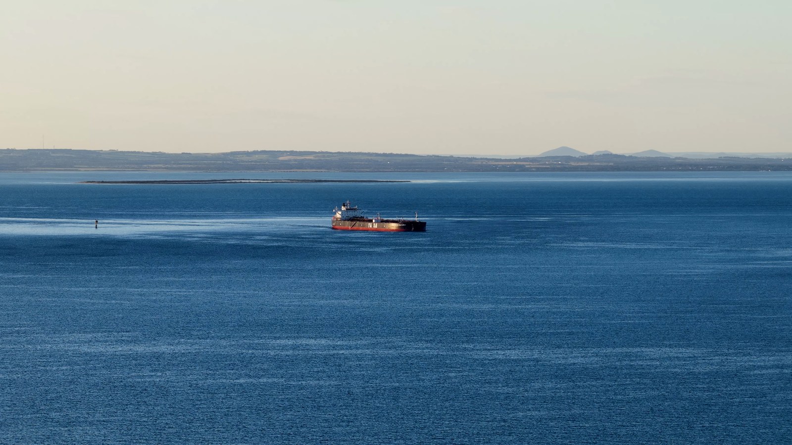 Olietanker op zee, gezien vanuit de lucht